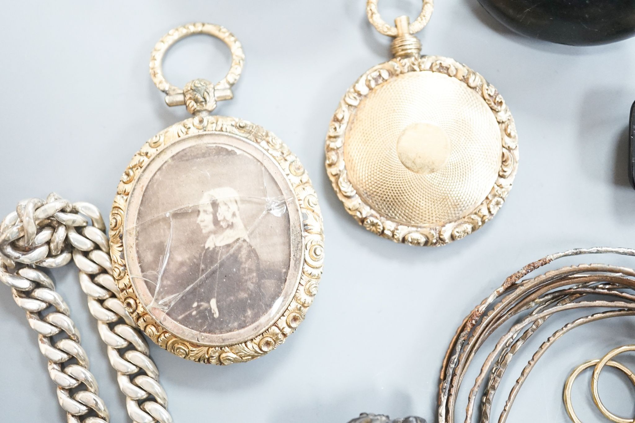 Sundry jewellery, including yellow metal overlaid mourning pendant with plaited hair, George III mourning brooch(a.f.), lockets, bracelet, unmounted cut citrine, etc.
